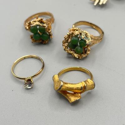 LOT 210: Vintage Costume Jewelry Collection - Rings, Brooches and More