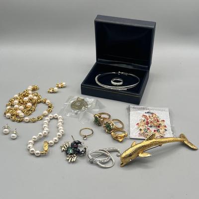 LOT 210: Vintage Costume Jewelry Collection - Rings, Brooches and More