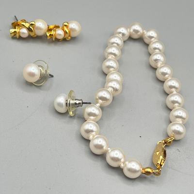 LOT 210: Vintage Costume Jewelry Collection - Rings, Brooches and More