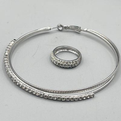 LOT 210: Vintage Costume Jewelry Collection - Rings, Brooches and More