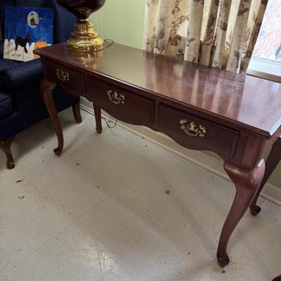 Newer Mahogany Sofa Tabk