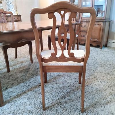 LOT 37: Vintage Dining Room Table with 4 Chairs