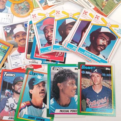 LOT 44: Seven Eleven Baseball Cups and Baseball Trading Cards