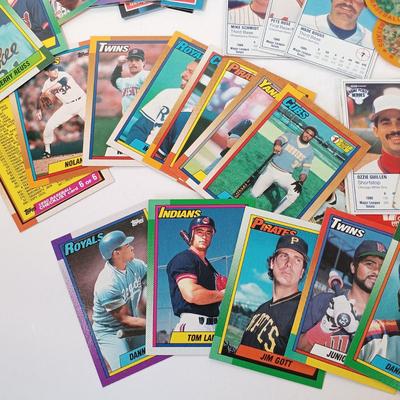 LOT 44: Seven Eleven Baseball Cups and Baseball Trading Cards
