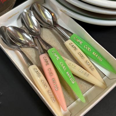 LOT 94: Vintage Kitchen & More: Fire King, Ecko, Pyrex, Buffalo China etc.