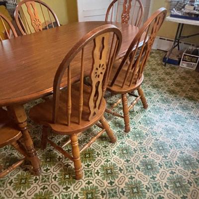 LOT 100: Classic Dinning Table w/6 Oak Chairs