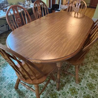LOT 100: Classic Dinning Table w/6 Oak Chairs