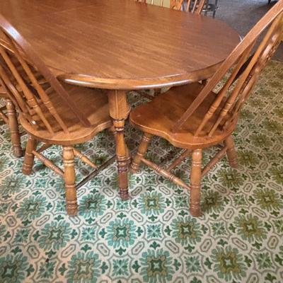 LOT 100: Classic Dinning Table w/6 Oak Chairs