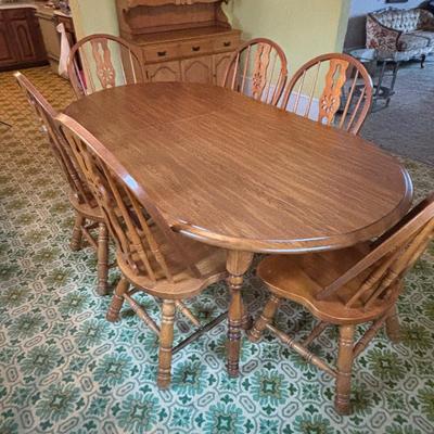 LOT 100: Classic Dinning Table w/6 Oak Chairs