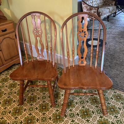 LOT 100: Classic Dinning Table w/6 Oak Chairs