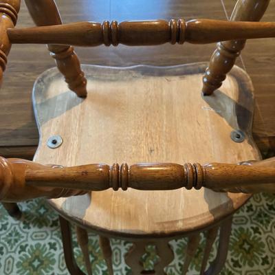 LOT 100: Classic Dinning Table w/6 Oak Chairs