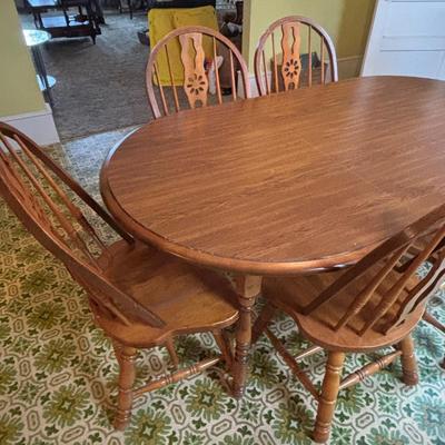 LOT 100: Classic Dinning Table w/6 Oak Chairs