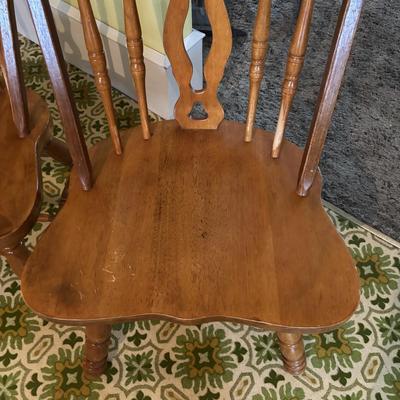 LOT 100: Classic Dinning Table w/6 Oak Chairs