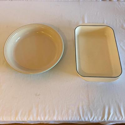 Le Creuset Stoneware Pie Dish & Enameled Cast Iron Baking Dish (LR-MG)