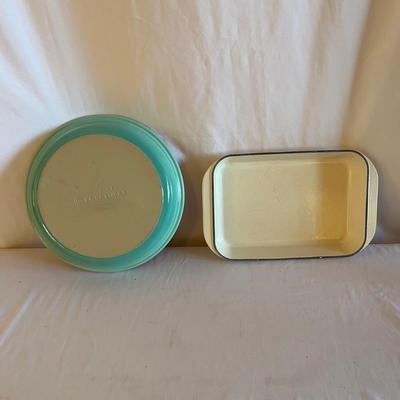 Le Creuset Stoneware Pie Dish & Enameled Cast Iron Baking Dish (LR-MG)