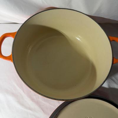 Le Creuset Dutch Ovens (LR-MG)
