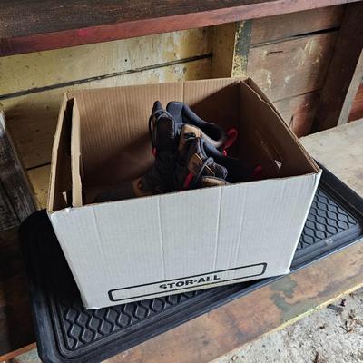 North Face Snowsquall Men's 9.5 Boots & Boot Tray (G-JS)