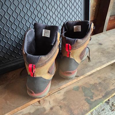 North Face Snowsquall Men's 9.5 Boots & Boot Tray (G-JS)