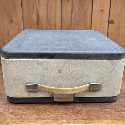 Olympia De Luxe Portable Manual Typewriter (BS2-SF)