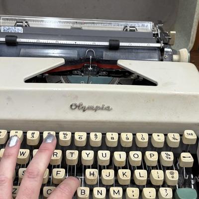 Olympia De Luxe Portable Manual Typewriter (BS2-SF)