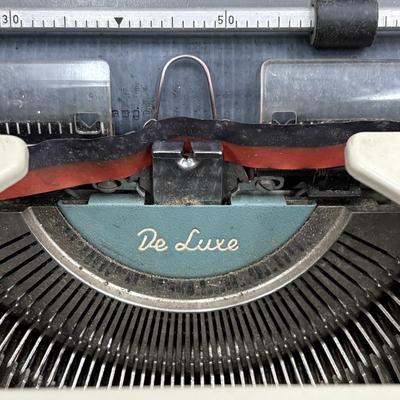 Olympia De Luxe Portable Manual Typewriter (BS2-SF)