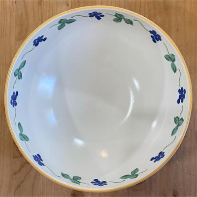 Mikasa Wine & Roses 8.5" Diameter x 3.5" Tall Serving Bowl CP010 Made Malaysia