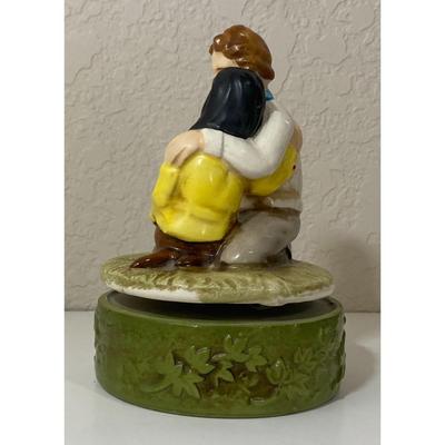 Love Story Rotating Music Box Hugging Couple Japan Green White Yellow Brown