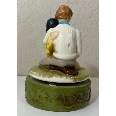Love Story Rotating Music Box Hugging Couple Japan Green White Yellow Brown