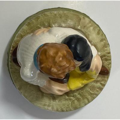 Love Story Rotating Music Box Hugging Couple Japan Green White Yellow Brown