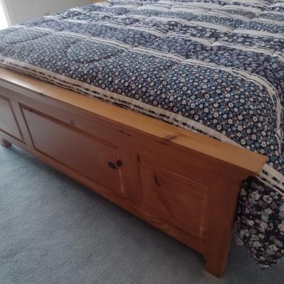 Broyhill Solid Wood Pine Queen Size Bed with Mattress Set (Linens Not Included)
