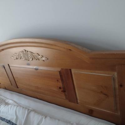 Broyhill Solid Wood Pine Queen Size Bed with Mattress Set (Linens Not Included)