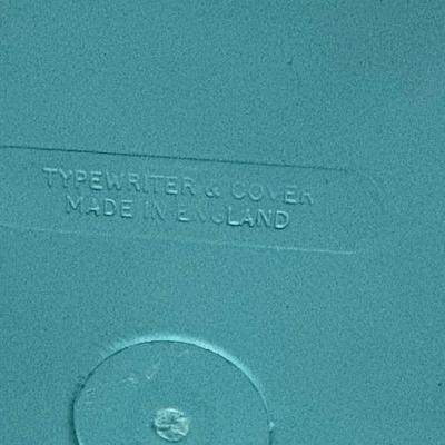 SCM Smith-Corona Corsair Deluxe Manual Portable Typewriter (BS2-SF)