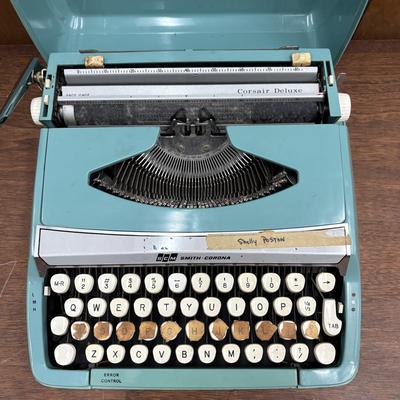 SCM Smith-Corona Corsair Deluxe Manual Portable Typewriter (BS2-SF)
