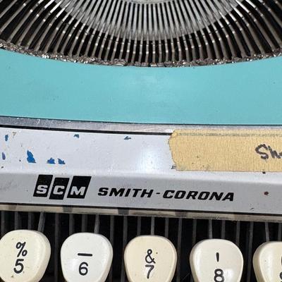 SCM Smith-Corona Corsair Deluxe Manual Portable Typewriter (BS2-SF)