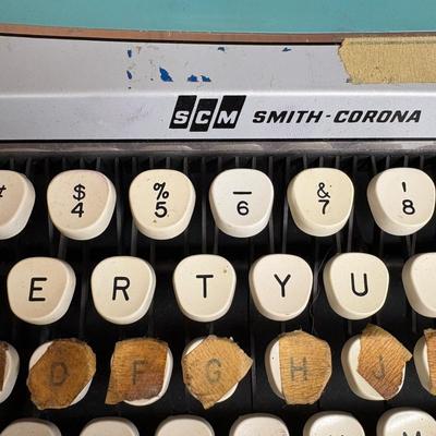 SCM Smith-Corona Corsair Deluxe Manual Portable Typewriter (BS2-SF)