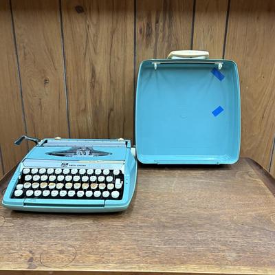 SCM Smith-Corona Corsair Deluxe Manual Portable Typewriter (BS2-SF)