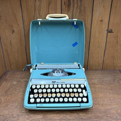 SCM Smith-Corona Corsair Deluxe Manual Portable Typewriter (BS2-SF)
