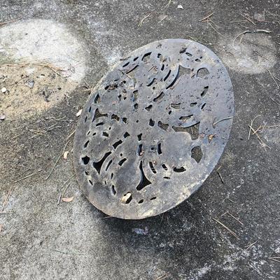 Open Mesh Wrought Iron Table, Four Chairs & Umbrella Stand (BP-JS)