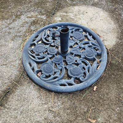 Open Mesh Wrought Iron Table, Four Chairs & Umbrella Stand (BP-JS)