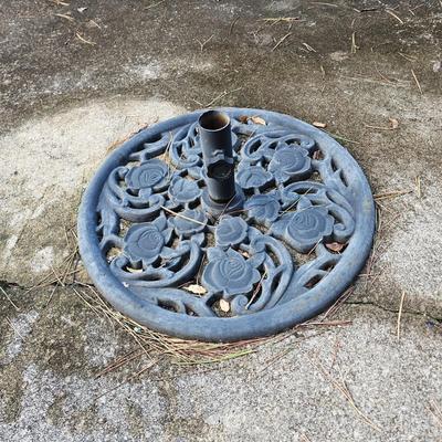 Open Mesh Wrought Iron Table, Four Chairs & Umbrella Stand (BP-JS)