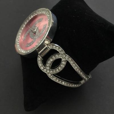 Very nice silver toned, rhinestone fashion, wristwatch women’s working new battery