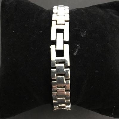 Very nice silver toned, rhinestone fashion, wristwatch women’s working new battery