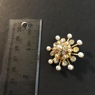 Beautiful vintage faux pearl rhinestone star brooch