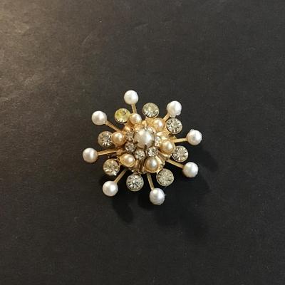 Beautiful vintage faux pearl rhinestone star brooch