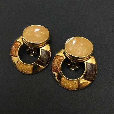 Vintage very nice gold tone enamel clip on earrings. Excellent condition.