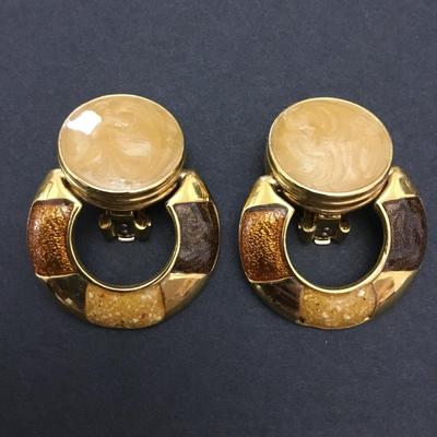 Vintage very nice gold tone enamel clip on earrings. Excellent condition.