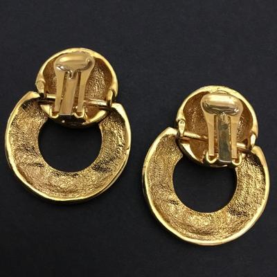 Vintage very nice gold tone enamel clip on earrings. Excellent condition.