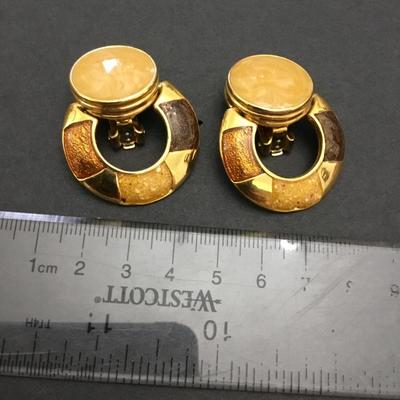 Vintage very nice gold tone enamel clip on earrings. Excellent condition.