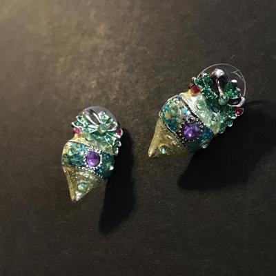 Pretty holiday stud Earrings