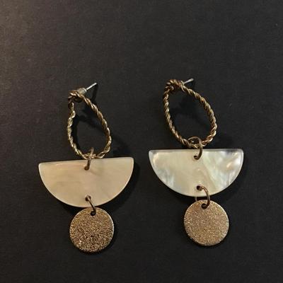 Kendra Scott Ndot Abalone White Shell & Hammerhead gold dangle earrings